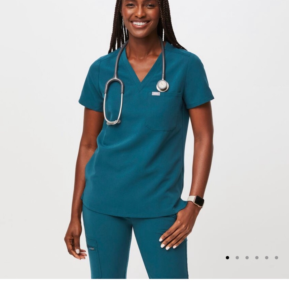 Figs Catarina one-pocket scrub top